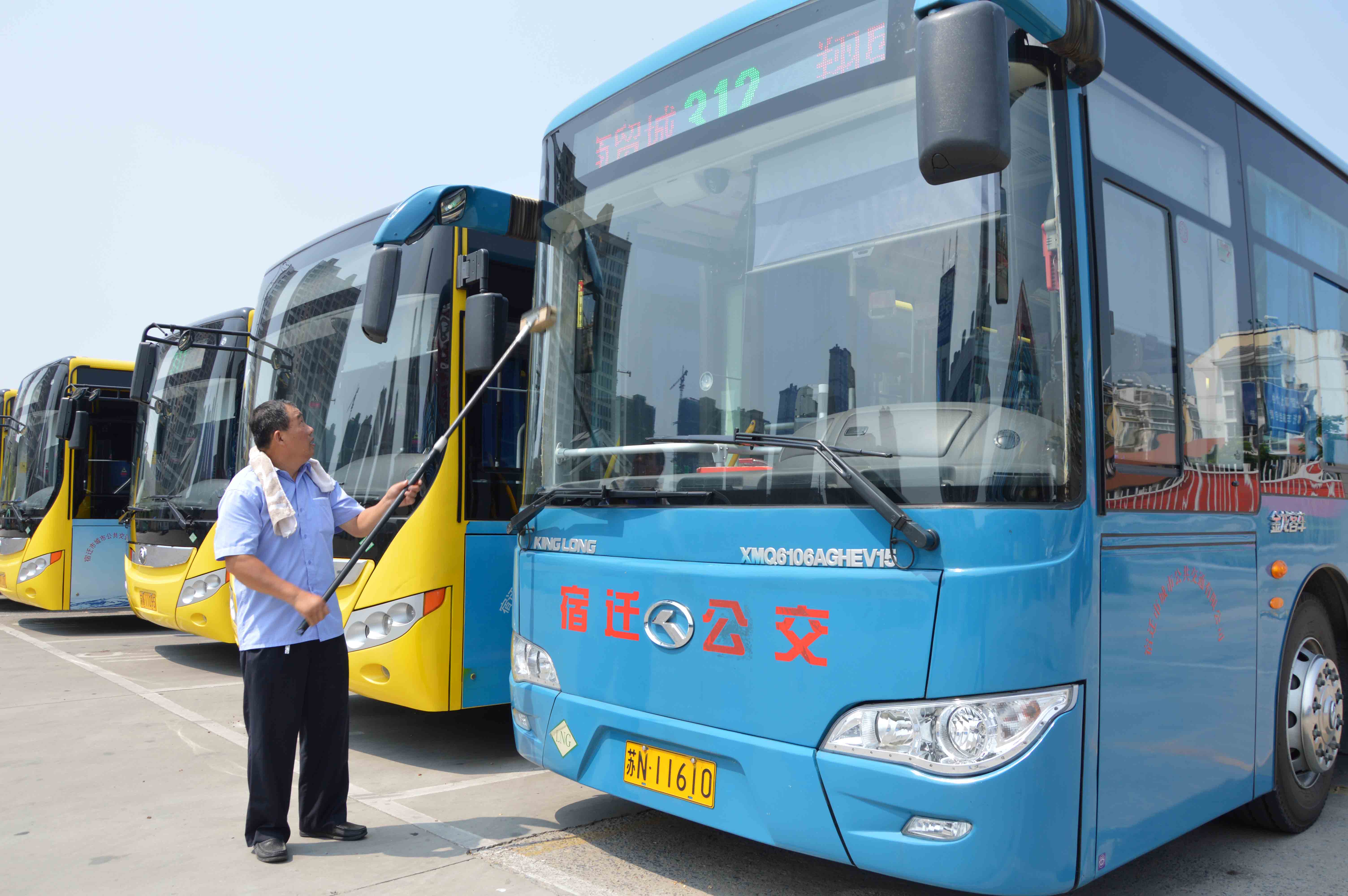 1 公交駕駛員高溫下打掃車輛衛(wèi)生.jpg